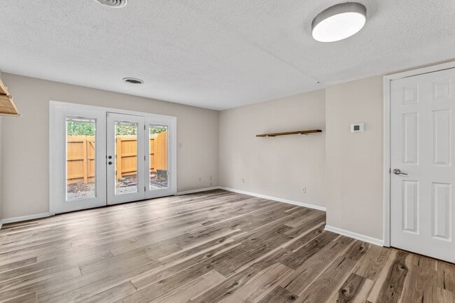 Building Photo - Modern Comfort in the Heart of West Knoxville