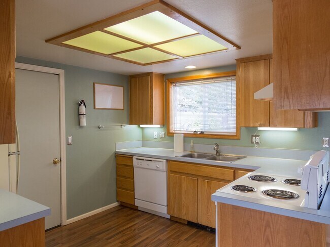 Building Photo - great location, new exterior and interior painting