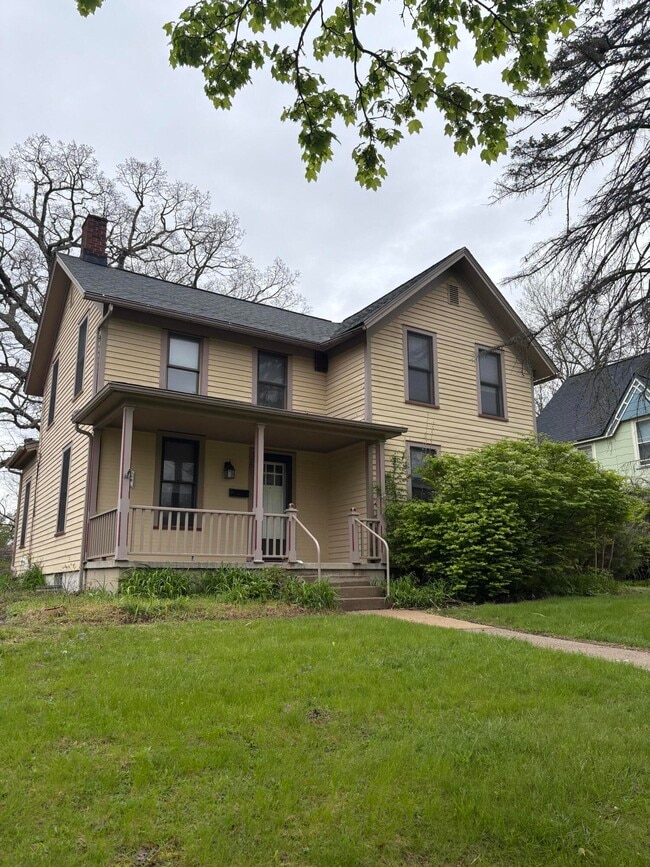 Building Photo - 201 Oak St