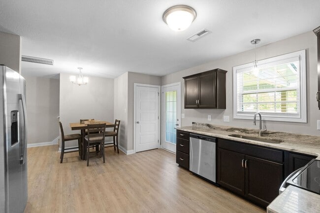 Building Photo - 3 Bedroom 2 1/2 Bath Pet Friendly Home For Rent!