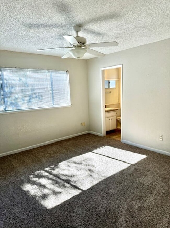 Building Photo - Cute Duplex in Convenient Location!
