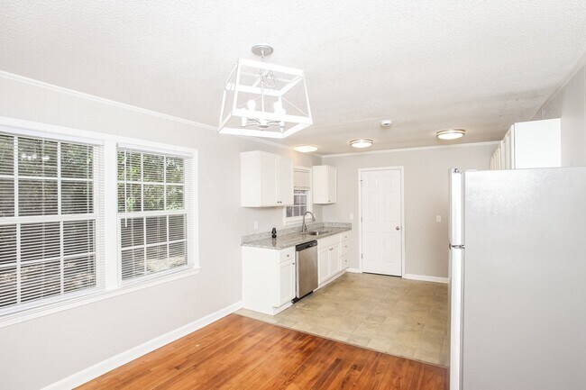 Building Photo - 1605 Edgemore Rd