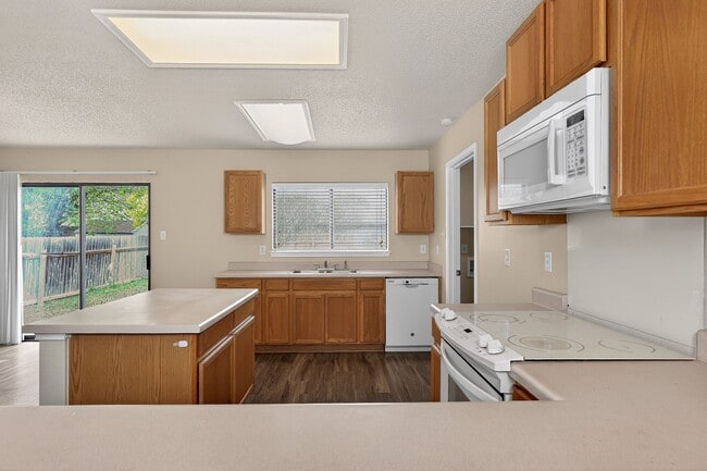 Building Photo - 10526 Bluegrass Pond