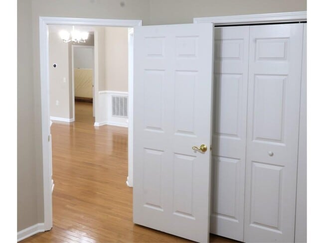 Building Photo - 3204 Village Ln