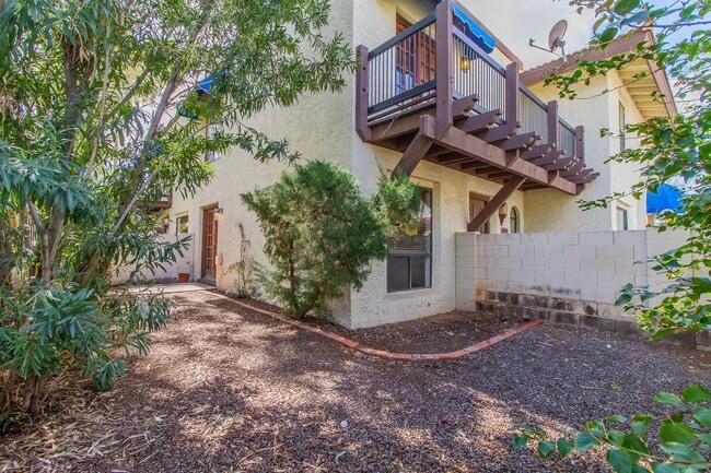 Building Photo - EXCELLENT 2BED, 1.5BATH TOWNHOUSE LOCATED ...
