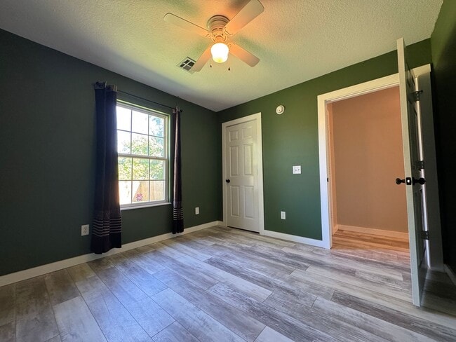 Building Photo - ***910-2 NW A Street***