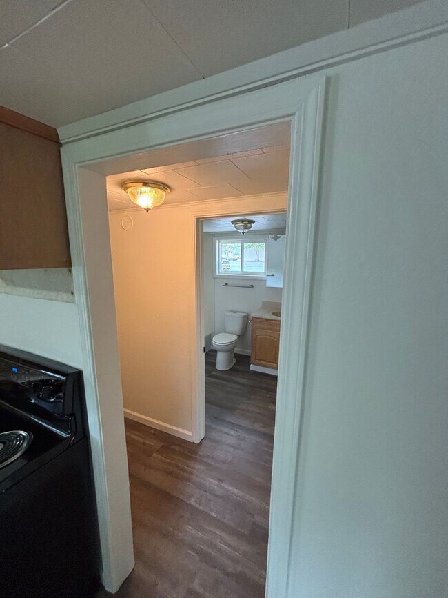 Building Photo - 547-R547 Mary St