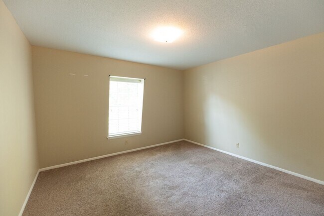 Building Photo - 3812 Country Club Rd