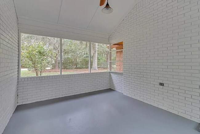 Building Photo - $500 co-op feet to any agent who brings a qualified/approved applicant to rent this home. Beautif...