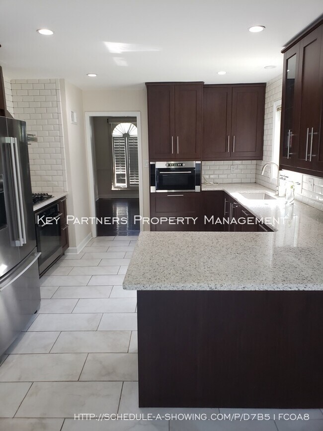 Building Photo - 8620 W 117th - SPACIOUS and Updated!