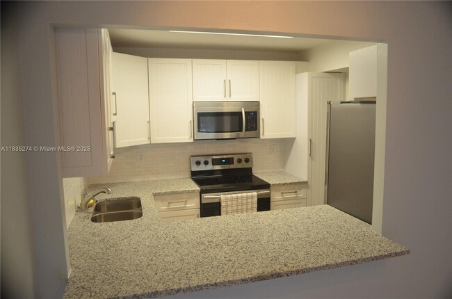 Building Photo - 9301 SW 92nd Ave