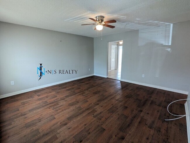 Building Photo - Great Location!  Charming, TRUE 3/2/1, 1283sq ft home with RENOVATED bathrooms & kitchen, fenced ...