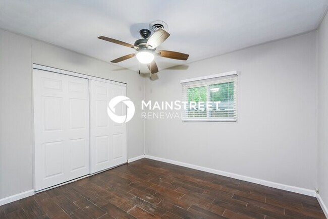 Building Photo - 4 Bedroom Pet-Friendly Home in FLORISSANT,...