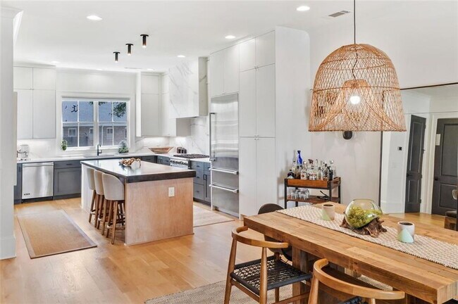Building Photo - Prime Residence with fabulous amenities in the heart of Buckhead