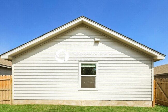 Building Photo - 3 Bedroom Pet-Friendly Home in San Antonio, TX with Main Street Renewal