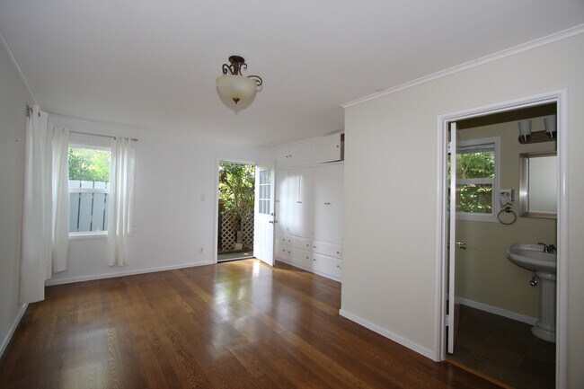 Building Photo - 1137 Forest Ave