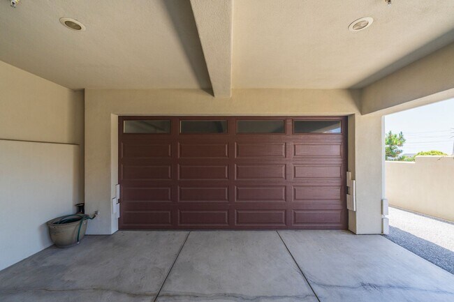 Building Photo - LUXURIOUS-CONTEMPORARY TOWNHOUSE W/ AMAZIN...