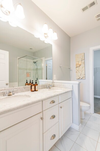 main bedroom dual vanity - 15403 Barossa Valley St