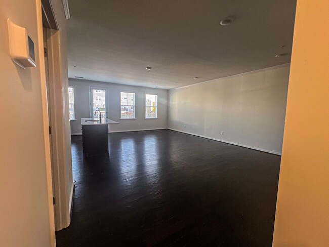 Building Photo - Luxurious 3 Bed 3.5 Bath Townhome In Vibra...