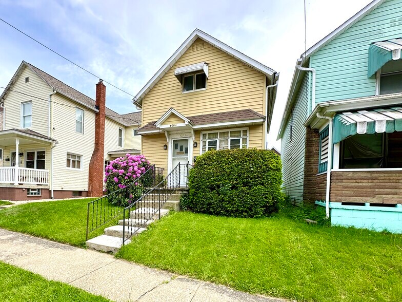 Building Photo - 806 1/2 Harrison St