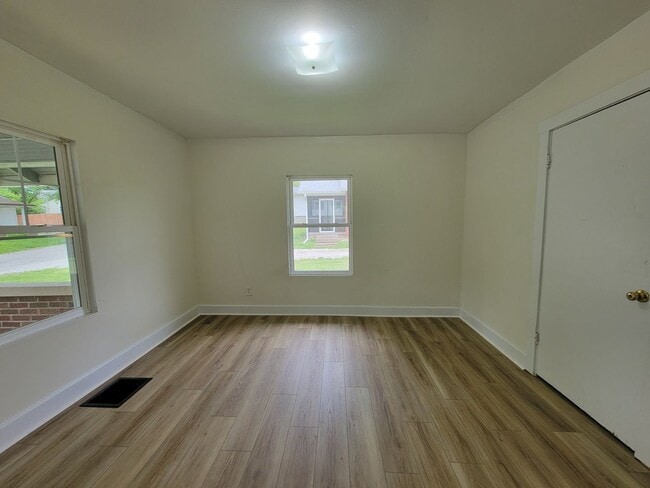 Building Photo - 3 Bedroom, 1 Bath, Section 8 Approved & Av...