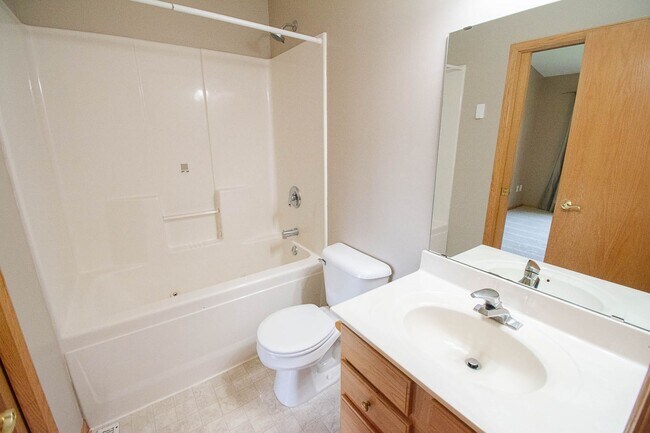 Building Photo - Townhome in Quiet NW Rochester Neighborhood!
