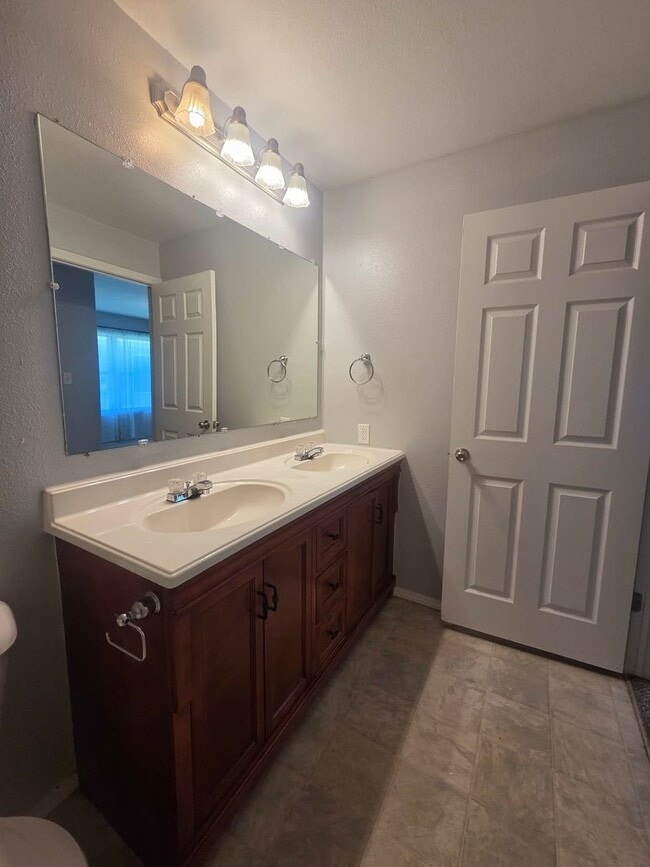 Building Photo - 906 Whitetail Ct