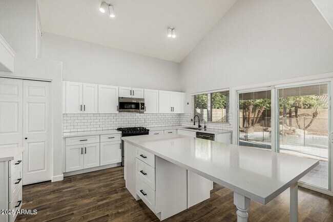 Building Photo - 3051 E Millbrae Ln