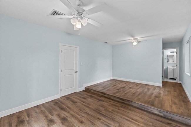 Building Photo - 503 SE 5th Cir