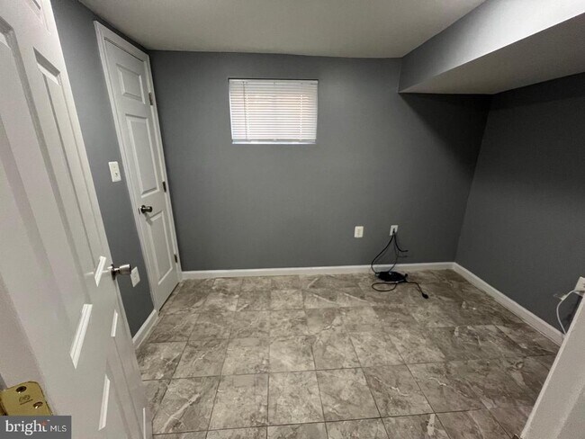 Building Photo - 5804 Shoshone Dr