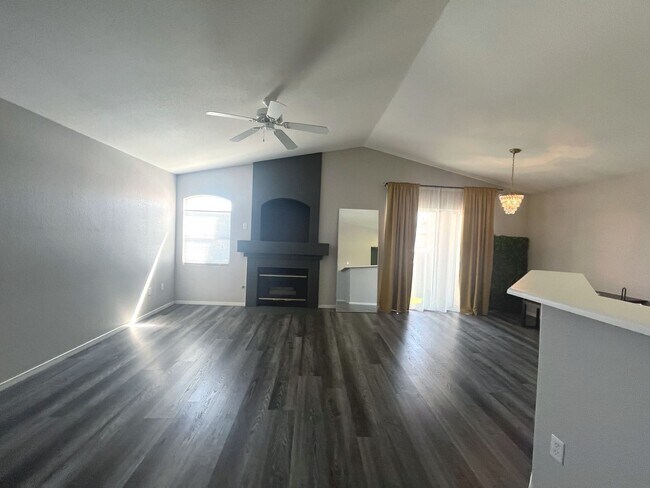 Building Photo - 2 bed, 2 bath condo located in gated community w/lush landscaping, 2 pools, spas, BBQ areas & clu...