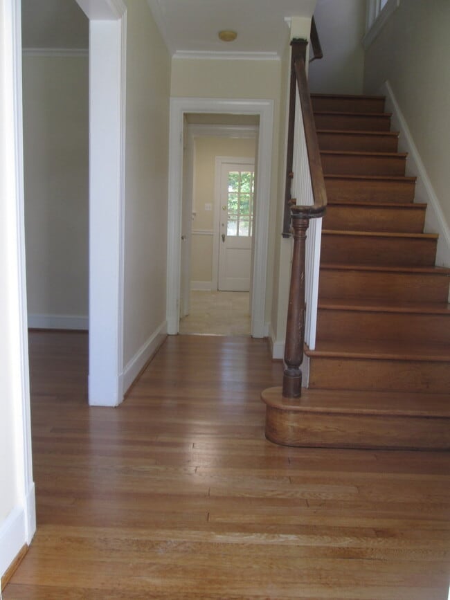 Building Photo - -- AVAILABLE JULY 17TH -- 3 BR / 1 BA Bric...