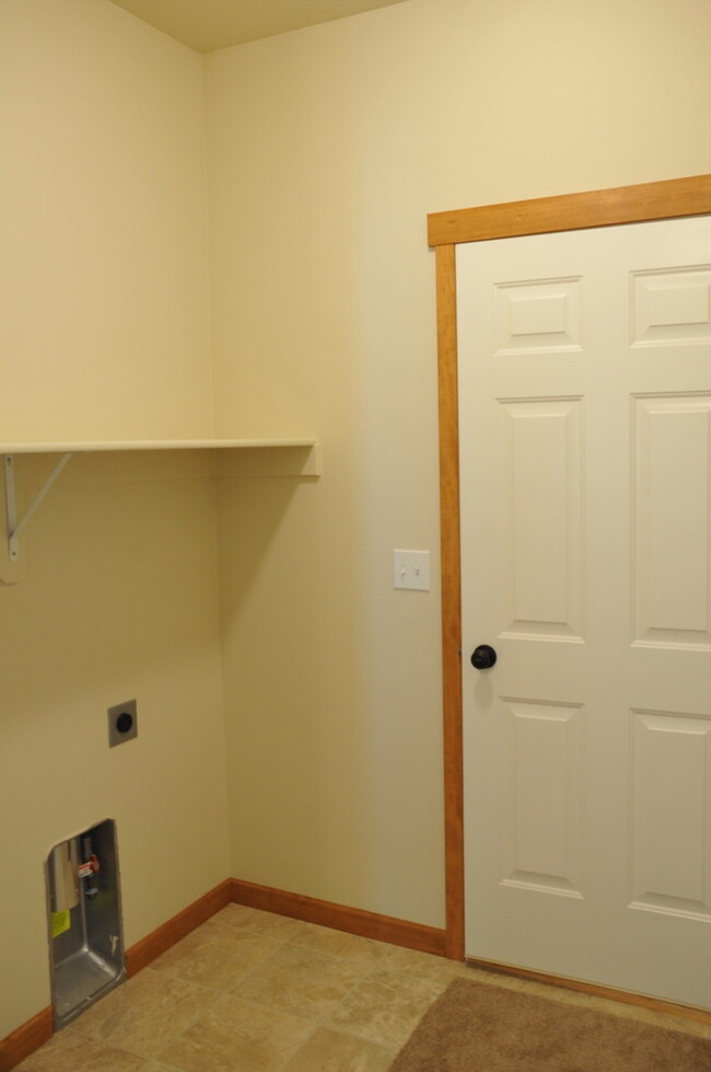 Building Photo - 3 bed 2 bath Crown Pointe Neighborhood wit...