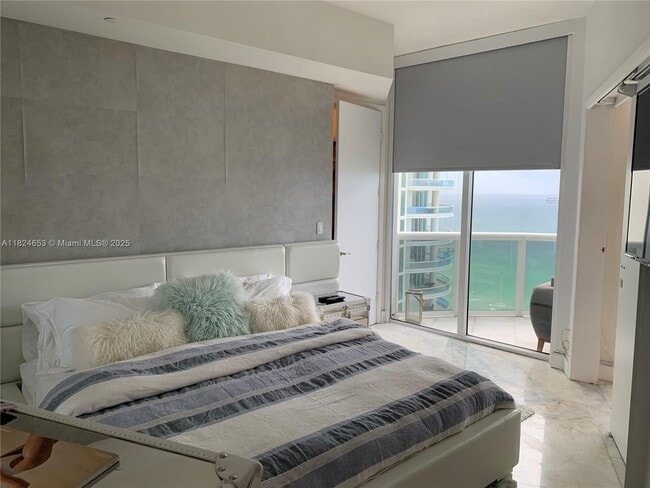 Building Photo - 16001 Collins Ave