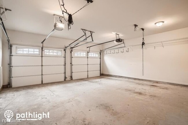 Building Photo - 4 br, 2.5 bath House - 1045 Mayfield Manor...