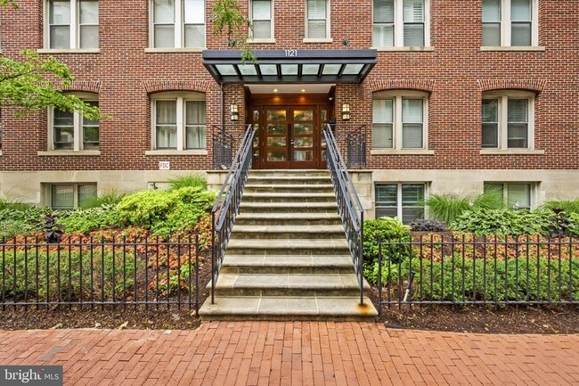 Building Photo - 1121 24th St NW