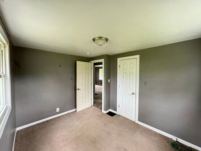 Building Photo - 2-Bedroom, 1-Bathroom Home – $995/Month