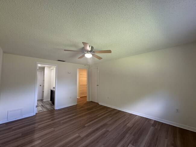 Building Photo - 129 Algiers Dr