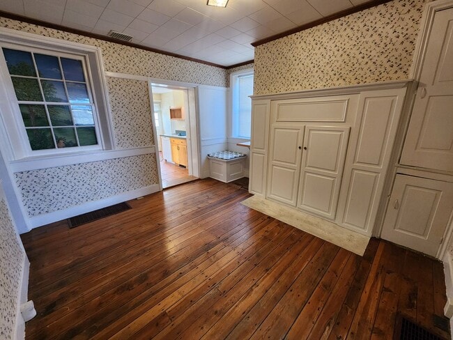 Building Photo - Large and Beautiful Farm House in Quiet Area