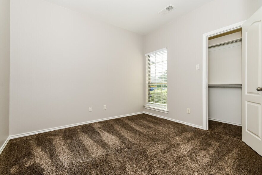 Building Photo - 808 Dakota Ln