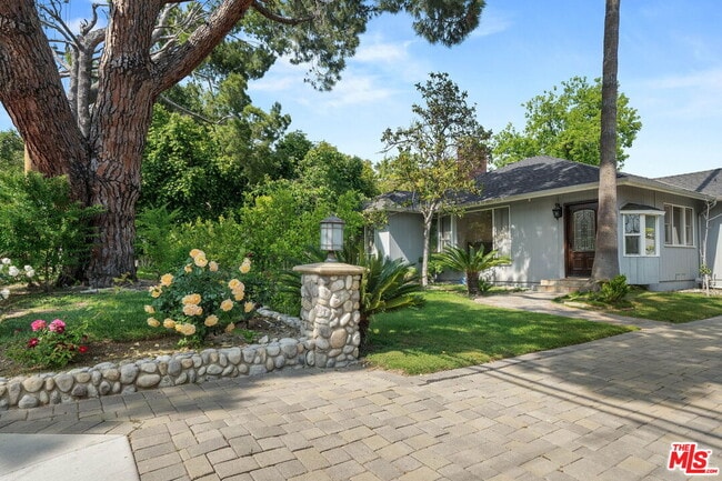 Primary Photo - 4818 La Canada Blvd