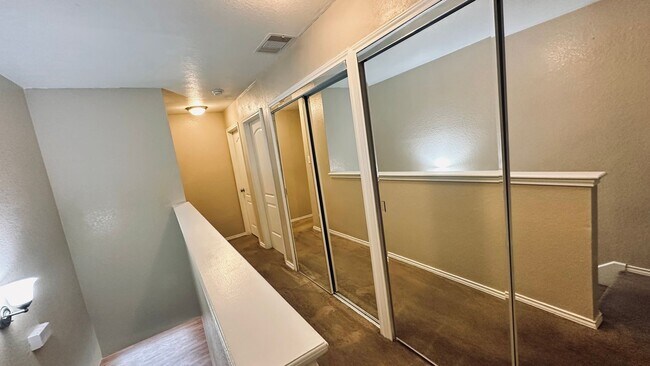 Building Photo - 5 Bedroom Home in Dover Subdivision!