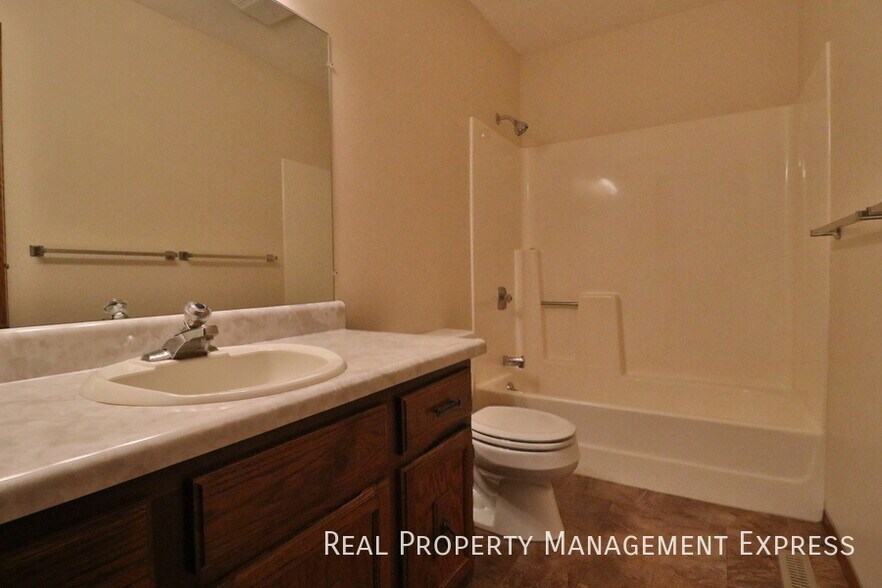 Building Photo - 3 Bedroom 2 Bathroom Home with a Fireplace...