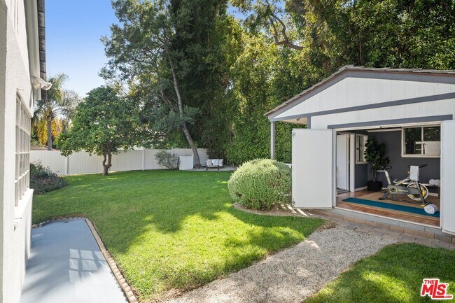 Building Photo - 2107 Coldwater Canyon Dr