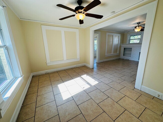 Building Photo - 3/1 2nd Story Duplex - Newly Updated!