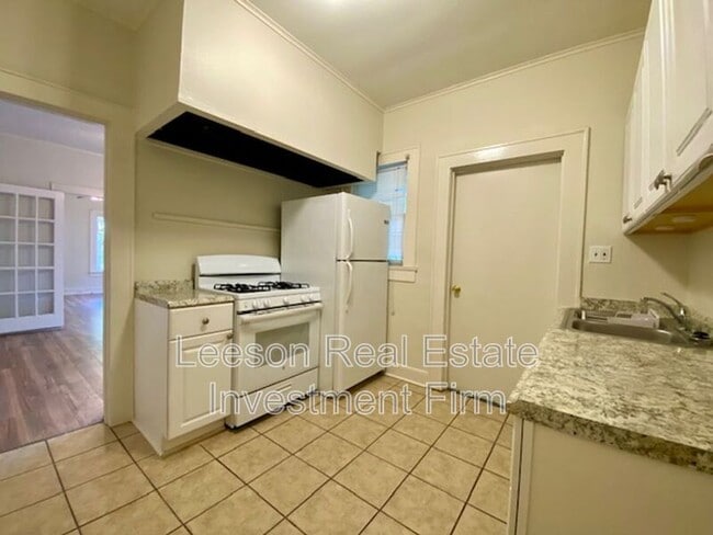 Building Photo - 823 Linden St
