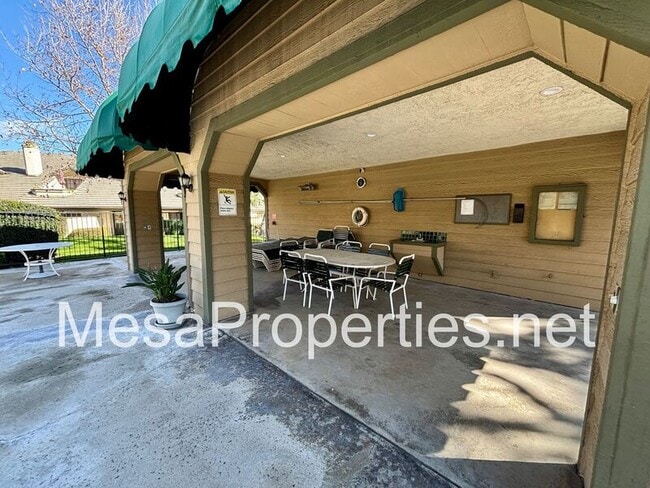 Building Photo - 932 W Arrow Hwy