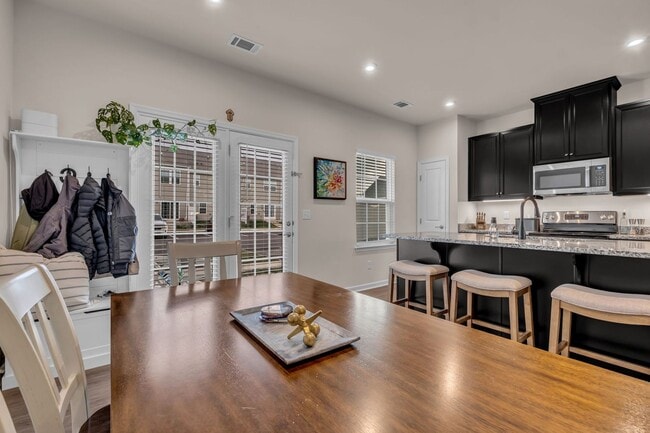 Building Photo - 3 BED 2.5 BATH TOWNHOME WALKING DISTANCE TO LEBANON SQUARE!