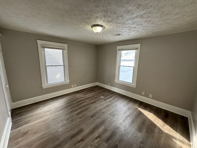 Building Photo - 3026 Monroe Ave