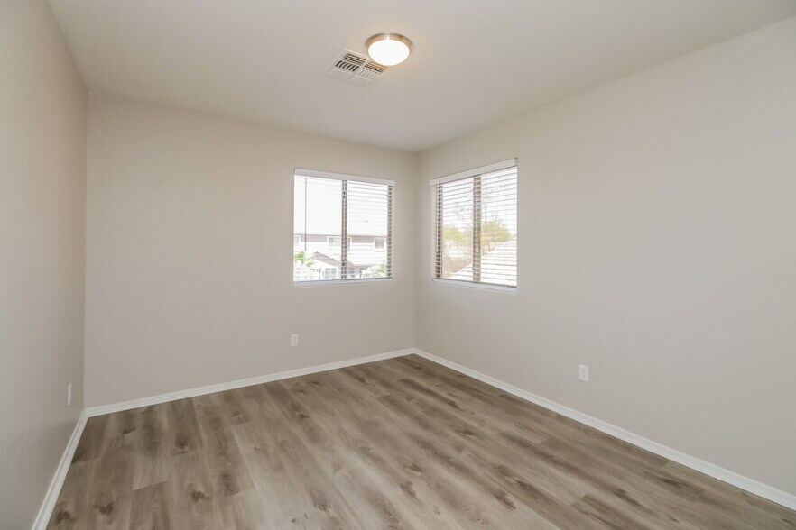 Building Photo - 1942 E Ebony Pl